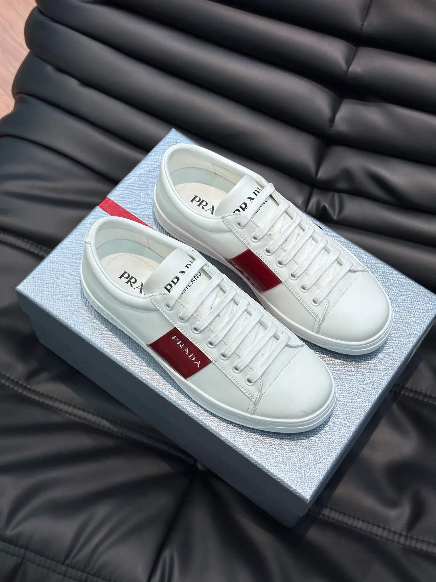 Men's shoes 💰p360 "Men's shoes 💰pRAD*" Prada's new high-end men's casual sports shoes. This leather sports shoe uses calfskin upper. The body of the shoe interprets the Prada letter brand logo from multiple angles. The brand logo is embellished on one side of the upper, all explaining the brand style. Sheepskin lining, lightweight, comfortable and durable! Size: 38-44